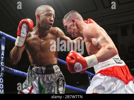 Steve Williams (pantaloncini rossi/bianchi) sconfigge Michael Grant in una gara di boxe leggera per vincere il titolo inglese a York Hall, Bethnal Green, p. Foto Stock