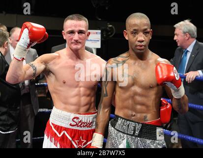 Steve Williams (pantaloncini rossi/bianchi) sconfigge Michael Grant in una gara di boxe leggera per vincere il titolo inglese a York Hall, Bethnal Green, p. Foto Stock