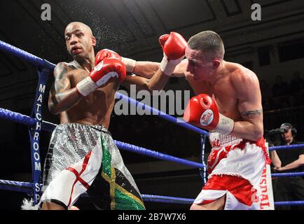 Steve Williams (pantaloncini rossi/bianchi) sconfigge Michael Grant in una gara di boxe leggera per vincere il titolo inglese a York Hall, Bethnal Green, p. Foto Stock