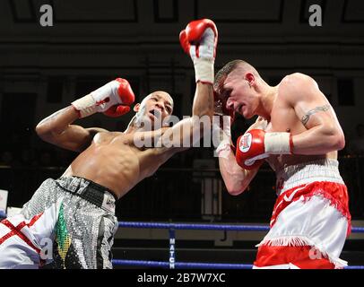 Steve Williams (pantaloncini rossi/bianchi) sconfigge Michael Grant in una gara di boxe leggera per vincere il titolo inglese a York Hall, Bethnal Green, p. Foto Stock