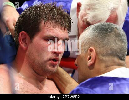 Tyson Fury (pantaloncini neri) sconfigge John McDermott in un concorso Heavyweight Boxing per il titolo inglese al Brentwood International Center, promosso Foto Stock