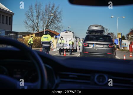 Il numero dei paesi a rischio rimane a 15. Il divieto di ingresso si applica agli stranieri provenienti da Cina, Corea del Sud, Iran, Italia, Spagna, Austria, Germania Foto Stock