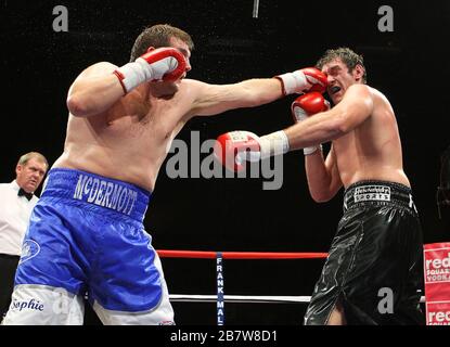 Tyson Fury (pantaloncini neri) sconfigge John McDermott in un concorso Heavyweight Boxing per il titolo inglese al Brentwood International Center, promosso Foto Stock