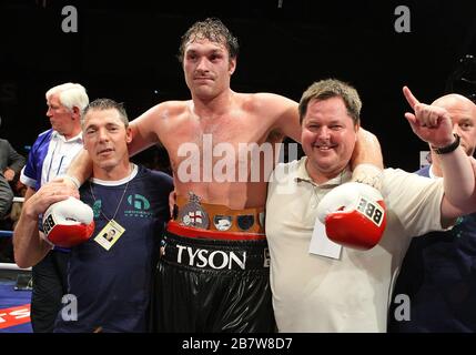 Tyson Fury (pantaloncini neri) sconfigge John McDermott in un concorso Heavyweight Boxing per il titolo inglese al Brentwood International Center, promosso Foto Stock