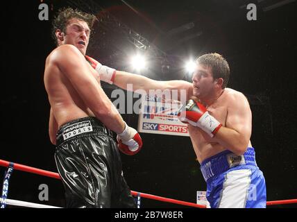 Tyson Fury (pantaloncini neri) sconfigge John McDermott in un concorso Heavyweight Boxing per il titolo inglese al Brentwood International Center, promosso Foto Stock