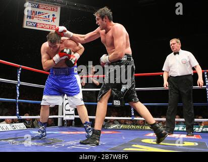 Tyson Fury (pantaloncini neri) sconfigge John McDermott in un concorso Heavyweight Boxing per il titolo inglese al Brentwood International Center, promosso Foto Stock