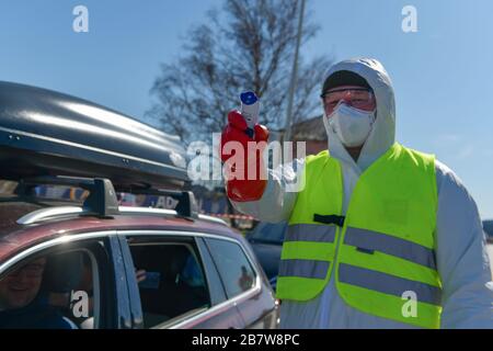 Il numero dei paesi a rischio rimane a 15. Il divieto di ingresso si applica agli stranieri provenienti da Cina, Corea del Sud, Iran, Italia, Spagna, Austria, Germania Foto Stock