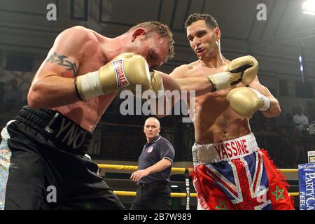 Yassine El Maachi sconfigge Colin Lynes in semifinale 2 di Prizefighter i pesi Welterweeze II a York Hall, promosso da Matchroom Sports Foto Stock