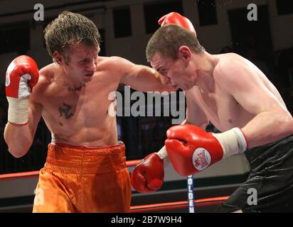 Pete McDonagh (Bermondsey, pantaloncini neri) ha sconfitto Duncan Cottier (Chingford, pantaloncini arancioni) in una decisione punti - pugilato leggero-middleweight a York H. Foto Stock