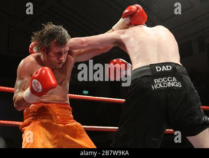 Pete McDonagh (Bermondsey, pantaloncini neri) ha sconfitto Duncan Cottier (Chingford, pantaloncini arancioni) in una decisione punti - pugilato leggero-middleweight a York H. Foto Stock