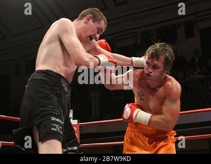 Pete McDonagh (Bermondsey, pantaloncini neri) ha sconfitto Duncan Cottier (Chingford, pantaloncini arancioni) in una decisione punti - pugilato leggero-middleweight a York H. Foto Stock