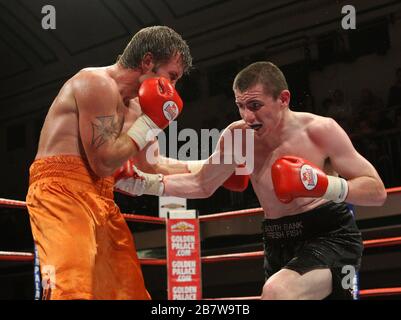 Pete McDonagh (Bermondsey, pantaloncini neri) ha sconfitto Duncan Cottier (Chingford, pantaloncini arancioni) in una decisione punti - pugilato leggero-middleweight a York H. Foto Stock