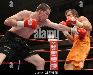 Pete McDonagh (Bermondsey, pantaloncini neri) ha sconfitto Duncan Cottier (Chingford, pantaloncini arancioni) in una decisione punti - pugilato leggero-middleweight a York H. Foto Stock