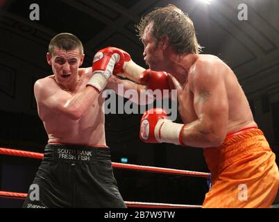 Pete McDonagh (Bermondsey, pantaloncini neri) ha sconfitto Duncan Cottier (Chingford, pantaloncini arancioni) in una decisione punti - pugilato leggero-middleweight a York H. Foto Stock