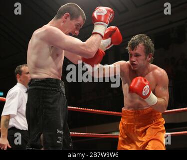 Pete McDonagh (Bermondsey, pantaloncini neri) ha sconfitto Duncan Cottier (Chingford, pantaloncini arancioni) in una decisione punti - pugilato leggero-middleweight a York H. Foto Stock