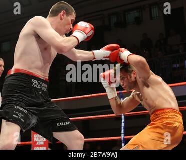 Pete McDonagh (Bermondsey, pantaloncini neri) ha sconfitto Duncan Cottier (Chingford, pantaloncini arancioni) in una decisione punti - pugilato leggero-middleweight a York H. Foto Stock