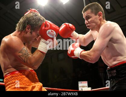 Pete McDonagh (Bermondsey, pantaloncini neri) ha sconfitto Duncan Cottier (Chingford, pantaloncini arancioni) in una decisione punti - pugilato leggero-middleweight a York H. Foto Stock