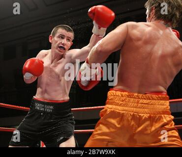 Pete McDonagh (Bermondsey, pantaloncini neri) ha sconfitto Duncan Cottier (Chingford, pantaloncini arancioni) in una decisione punti - pugilato leggero-middleweight a York H. Foto Stock