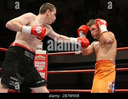 Pete McDonagh (Bermondsey, pantaloncini neri) ha sconfitto Duncan Cottier (Chingford, pantaloncini arancioni) in una decisione punti - pugilato leggero-middleweight a York H. Foto Stock