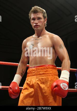 Pete McDonagh (Bermondsey, pantaloncini neri) ha sconfitto Duncan Cottier (Chingford, pantaloncini arancioni) in una decisione punti - pugilato leggero-middleweight a York H. Foto Stock