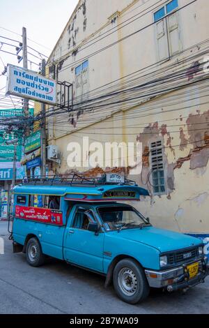 Songthaew, pick up camion utilizzato come trasporto pubblico, Lampang, Thailandia del nord Foto Stock