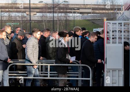 Persone in linea presso l'Ajax Entrance Gates del Johan Cruyff ad Amsterdam Paesi Bassi 2020 Foto Stock