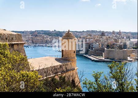 Guardando verso Fort St Angelo da Valletta, Malta Foto Stock