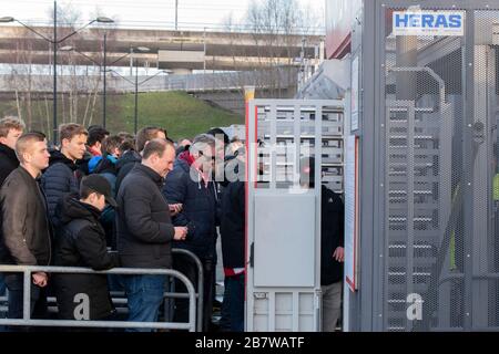 Persone in linea presso l'Ajax Entrance Gates del Johan Cruyff ad Amsterdam Paesi Bassi 2020 Foto Stock