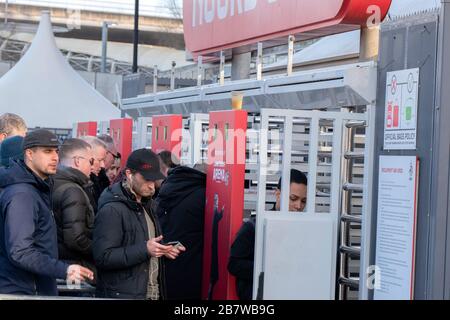 Persone in linea presso l'Ajax Entrance Gates del Johan Cruyff ad Amsterdam Paesi Bassi 2020 Foto Stock