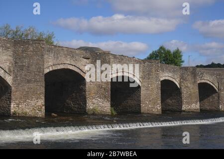 Il grado 1 elencati 18 ° secolo ponte, in piedi sopra uno sbarramento, attraverso il fiume Usk, Crickhowell, Powys, Galles, Regno Unito Foto Stock