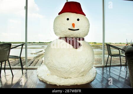 Snowman bambole grandi all'interno del caffè negozio per il cliente scattare foto e selfie a Samut Sakhon e Samut Songkhram, Thailandia Foto Stock