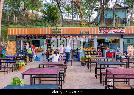 Ristorante all'aperto, Sisavangvong Road, Luang Prabang, Laos Foto Stock