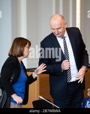 18 marzo 2020, Brandeburgo, Potsdam: Dietmar Woidke (DOCUP), primo ministro del Brandeburgo, e Ursula Nonnemacher (Bündnis 90/Die Grünen), ministro degli Affari sociali, della Sanità, dell'integrazione e della protezione dei consumatori, hanno parlato nella Sala Brandeburgo della Cancelleria di Stato prima della riunione congiunta del gabinetto dell'Amministrazione del Senato di Berlino e del governo dello Stato di Brandeburgo. Gli argomenti di discussione comprendono uno stretto coordinamento tra le squadre di crisi di entrambi gli stati, un approccio uniforme per contenere la pandemia di Cornoa, e le questioni di emergenza e di assistenza medica. Foto: Soeren Stache/dpa-Zentralbild/dpa Foto Stock