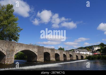 Il grado 1 elencati 18 ° secolo ponte, in piedi sopra uno sbarramento, attraverso il fiume Usk, Crickhowell, Powys, Galles, Regno Unito Foto Stock