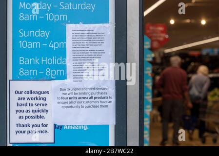 Southend on Sea, Essex, Regno Unito. 18 marzo 2020. Alcune imprese di Southend on Sea sono colpite dalla situazione del COVID-19 nel Regno Unito. Un negozio Aldi limita i clienti a quattro unità di prodotti. Shopping di coppia senior Foto Stock