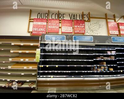 Montecito, Stati Uniti. 17 Marzo 2020. Santa Barbara, California, Stati Uniti. 17 Marzo 2020. Gli scaffali vuoti del deposito della drogheria a Whole Foods è una vista insolita nell'alta Santa Barbara, ma sta diventando la norma durante la pandemia di Corona Virus/Covid-19. Non c'era un solo rotolo di carta igienica alle 10:00. L'acqua, il pane, le tortillas, il latte, le patate, la carne, le banane, la zuppa ed altre merci inscatolate sono gli articoli più esauriti, altrimenti gli scaffali sono pieni. La scarsità è già fastidioso acquirenti, alcuni che indossano maschere e guanti, e gli impiegati sono stanchi e stressati. Credit: Amy Katz/ZUMA Wire/Alamy Live NE Foto Stock