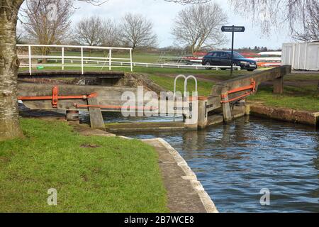 Un paio di vecchie porte a serratura in legno con lavori di acciaio recentemente riparati/rinnovati su una parte abbandonata di un vecchio canale a Saul Junction. Foto Stock