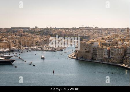 Guardando verso Fort St Angelo da Valletta, Malta Foto Stock