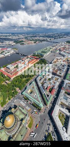 Veduta aerea del centro di San Pietroburgo, cupola dorata della Cattedrale di Isacco, Piazza del Palazzo in un tempo soleggiato, il museo Hermitage, il fiume Neva, Pietro Foto Stock