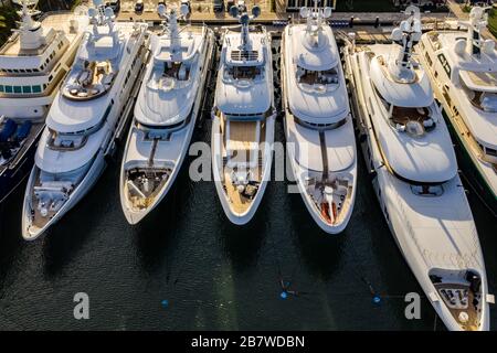 Megayachts ormeggiato in un porto turistico in Florida. Foto Stock