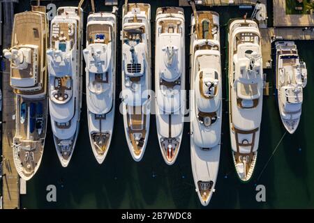 Megayachts ormeggiato in un porto turistico in Florida. Foto Stock