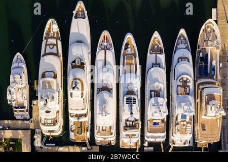 Megayachts ormeggiato in un porto turistico in Florida. Foto Stock