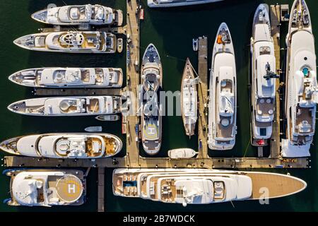 Megayachts ormeggiato in un porto turistico in Florida. Foto Stock