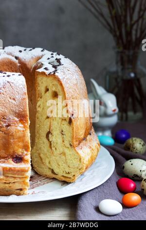 Reindling, torta di pasqua tedesca e austriaca in decorazione pasquale. Stile rustico. Foto Stock