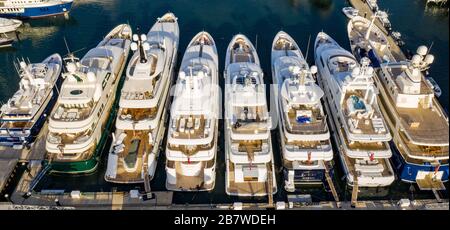 Megayachts ormeggiato in un porto turistico in Florida. Foto Stock