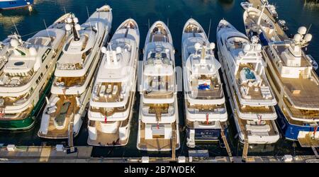 Megayachts ormeggiato in un porto turistico in Florida. Foto Stock