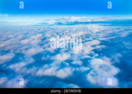 Un paesaggio nuvolato da una finestra di un aereo da qualche parte sopra l'Inghilterra meridionale Foto Stock