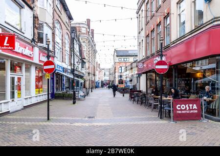 Northampton, Regno Unito, 18 marzo 2020, una strada abbastanza Abington nel centro della città, con poche persone che vi si va là vita quotidiana normale oggi nonostante il Coronavirus (Covid-19). Credit: Keith J Smith./Alamy Live News Foto Stock