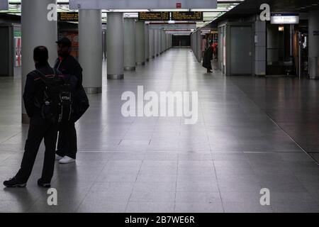 Metropolitana di Dusseldorf su Heinrich-Heine-Allee, insolitamente vuota durante l'ora di punta, a causa della pandemia corona Foto Stock