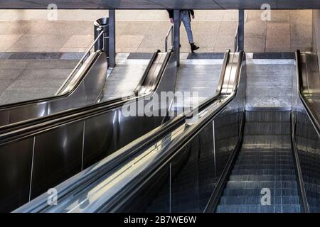 Metropolitana di Dusseldorf su Heinrich-Heine-Allee, insolitamente vuota durante l'ora di punta, a causa della pandemia corona Foto Stock